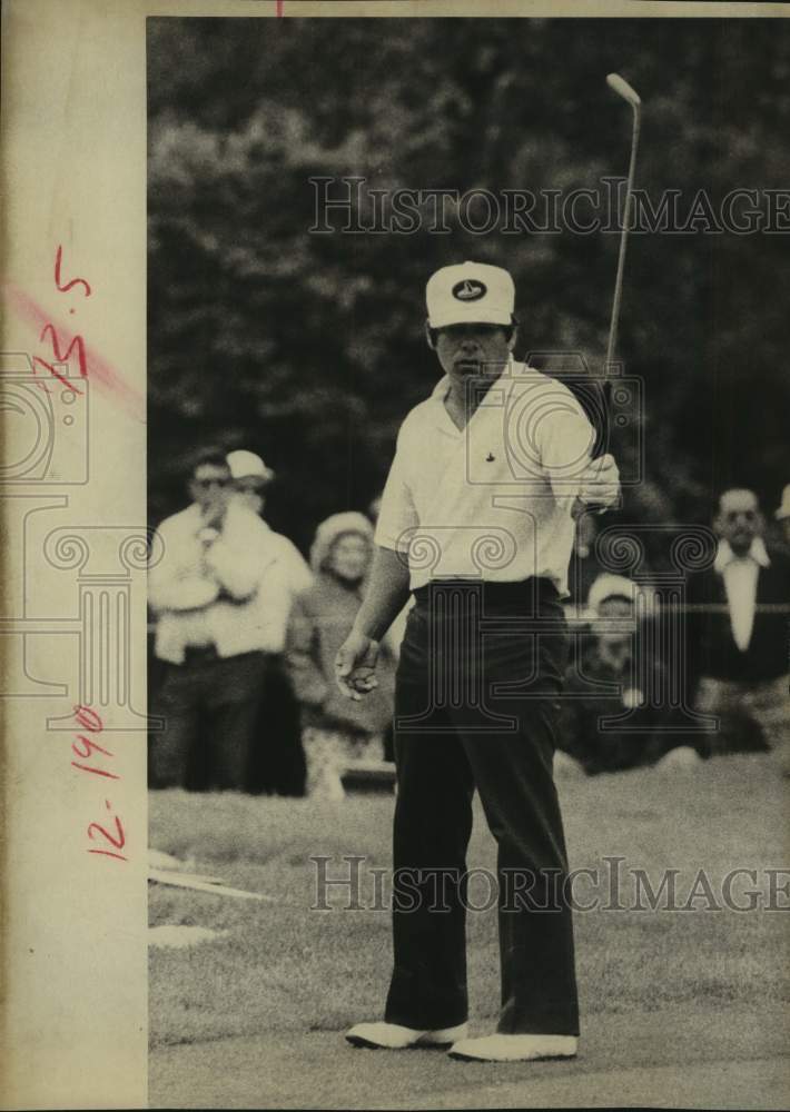 1976 Press Photo Professional golfer Lee Trevino watches his putt closely.- Historic Images