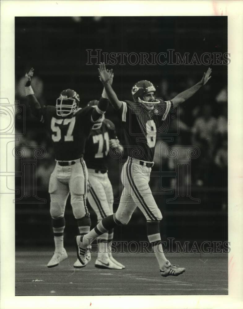 1983 Press Photo Nick Lowery of Kansas City Chiefs, Sudden Death Reaction- Historic Images