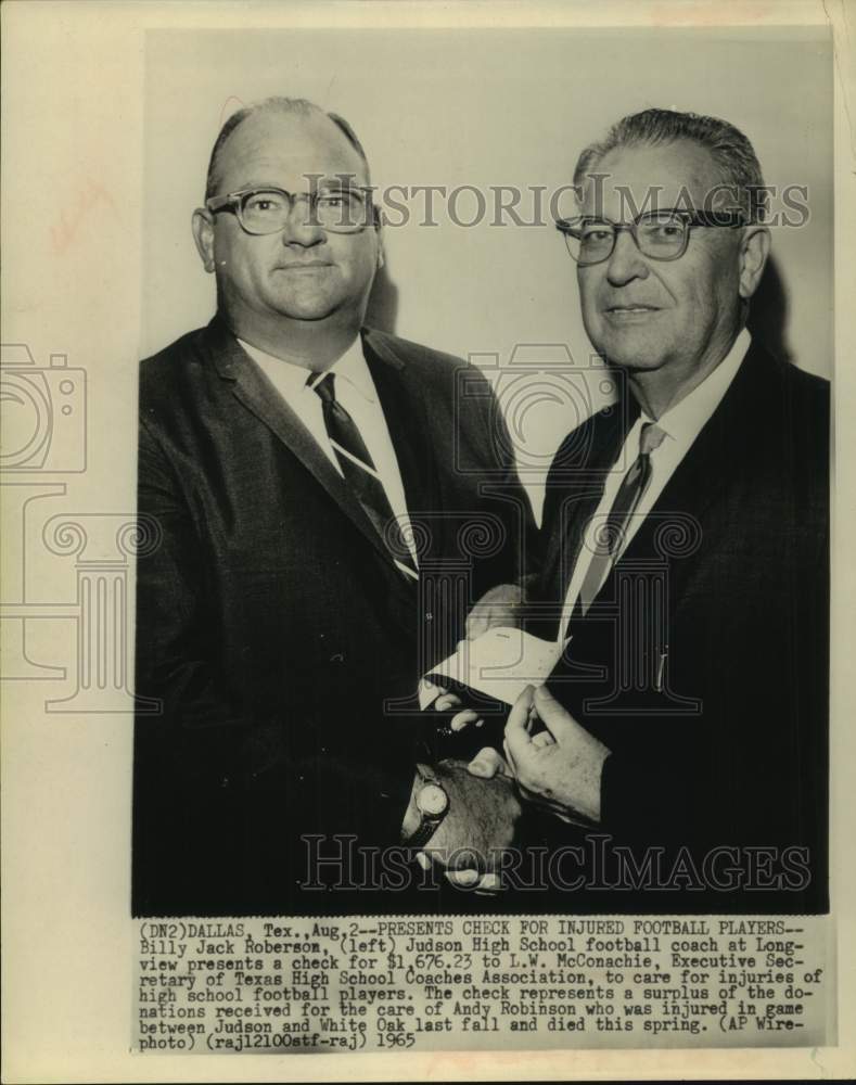 1965 Press Photo Coach Billy Jack Roberson presents check to L. W. McConachie- Historic Images