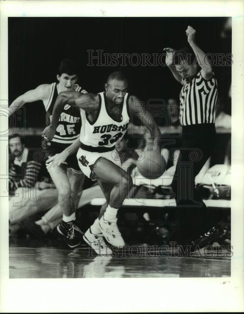 1990 Press Photo Rocket Darrell Mickens heads for net as Centenary player chases- Historic Images