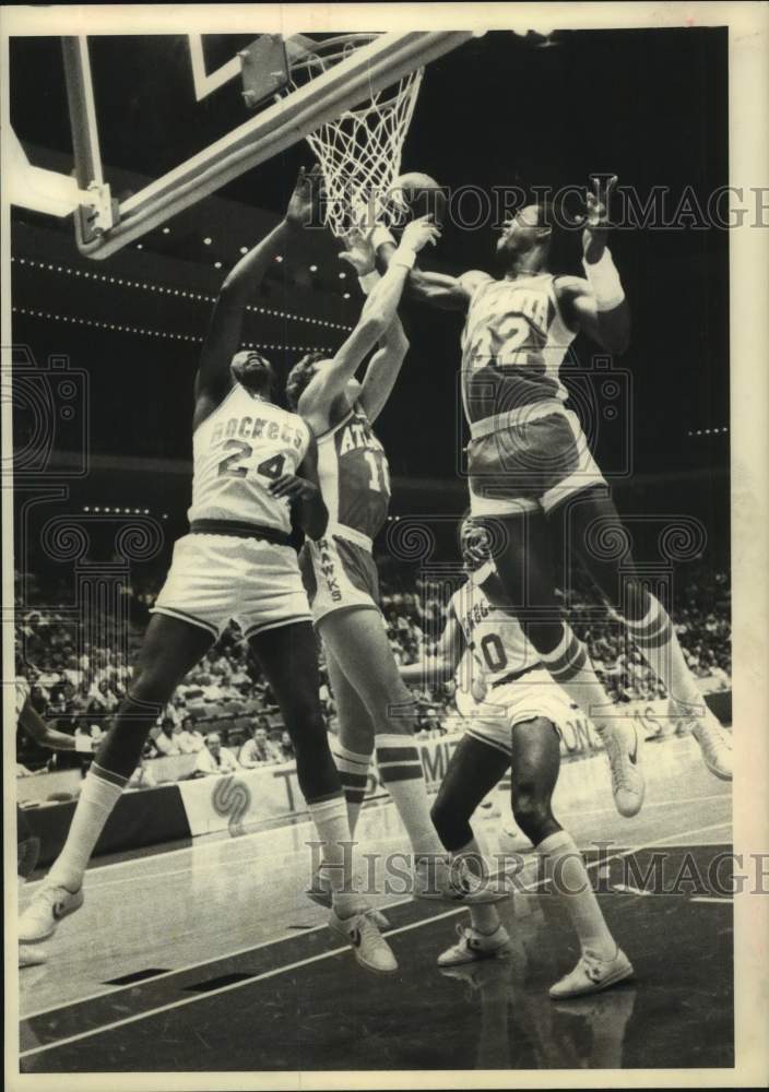 1979 Press Photo Houston Rocket&#39;s Moses Malone shoots against the Atlanta Hawks- Historic Images