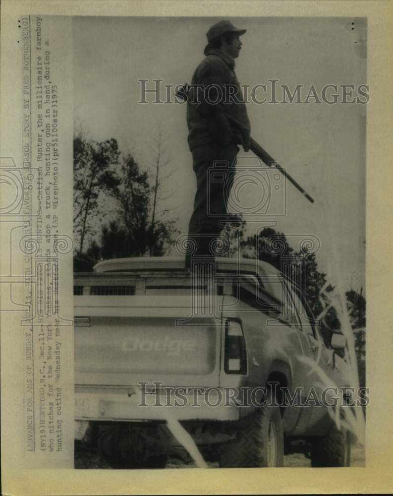 1975 Press Photo Yankees' pitcher Catfish Hunter during hunting trip at NC home.- Historic Images
