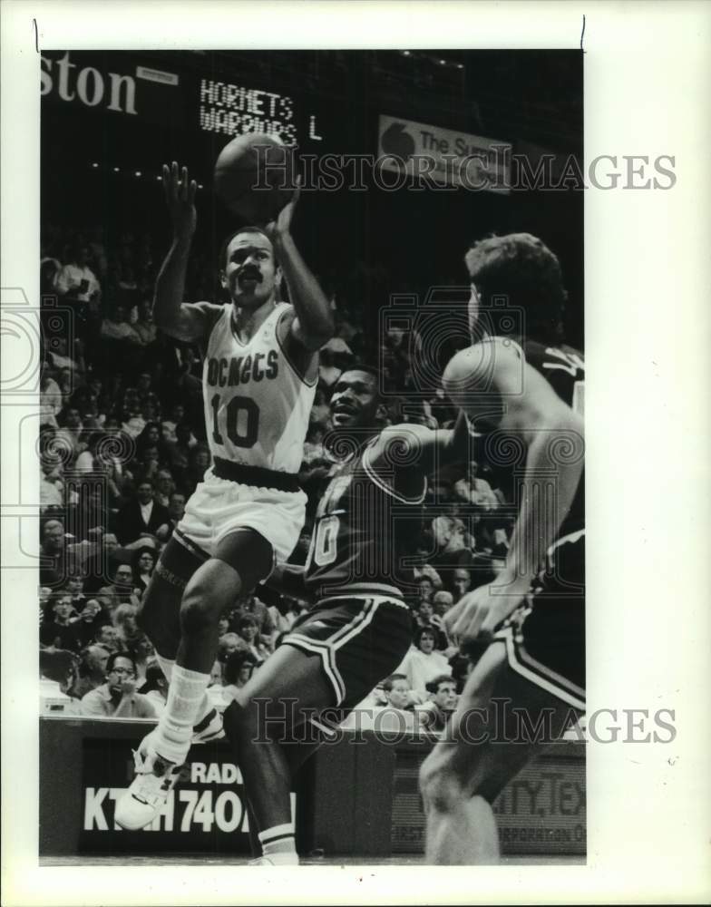 1989 Press Photo Rockets' John Lucas drives past Jazz' Mike Brown for shot.- Historic Images