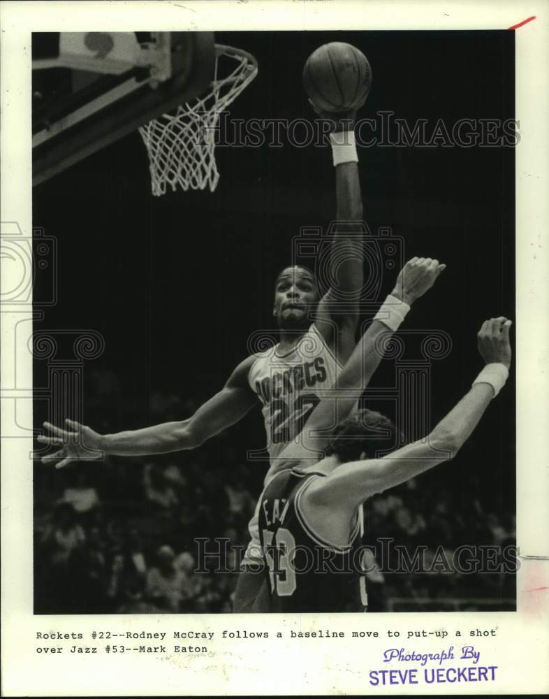 1985 Press Photo Rockets Rodney McCray shoots over Jazz Mark Eaton Friday night.- Historic Images