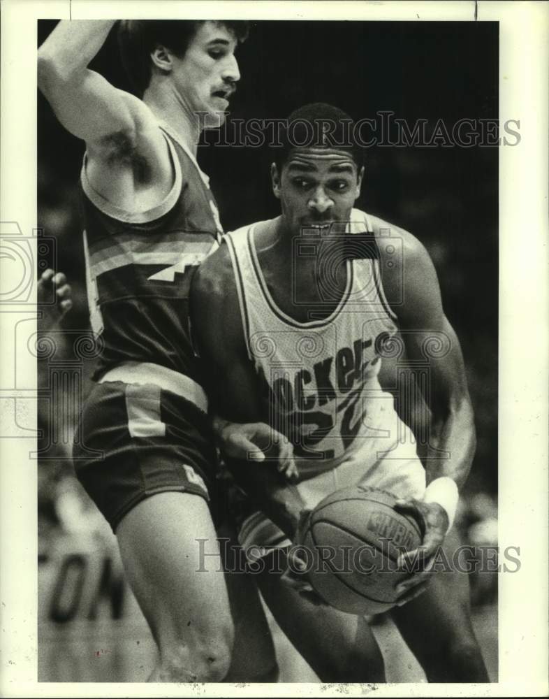 1986 Press Photo Nugget Bill Hanzlik can&#39;t stop Houston Rocket Rodney McCray- Historic Images