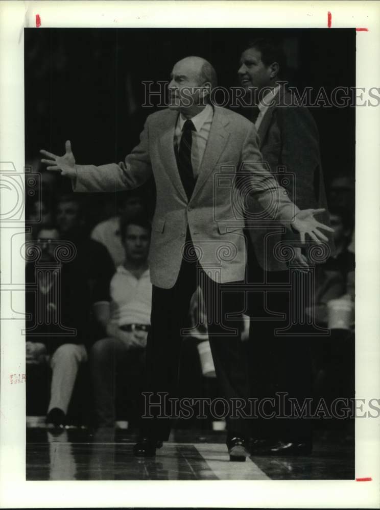 1986 Press Photo Indiana Pacers&#39; coach Jack Ramsey reacts to technical foul- Historic Images