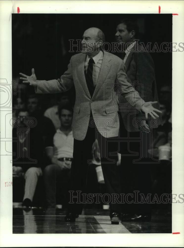 1986 Press Photo Indiana Pacers' coach Jack Ramsey reacts to technical foul- Historic Images