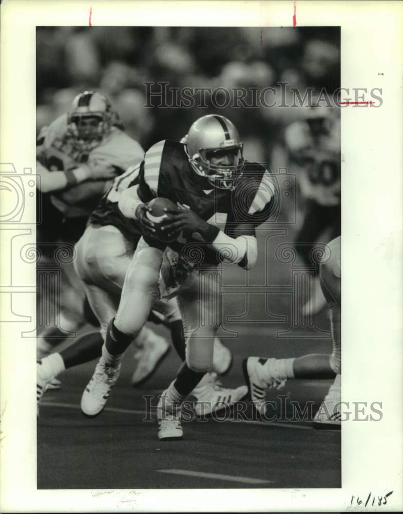 1990 Press Photo A&amp;M Consolidated quarterback Tommy Preston runs the ball- Historic Images