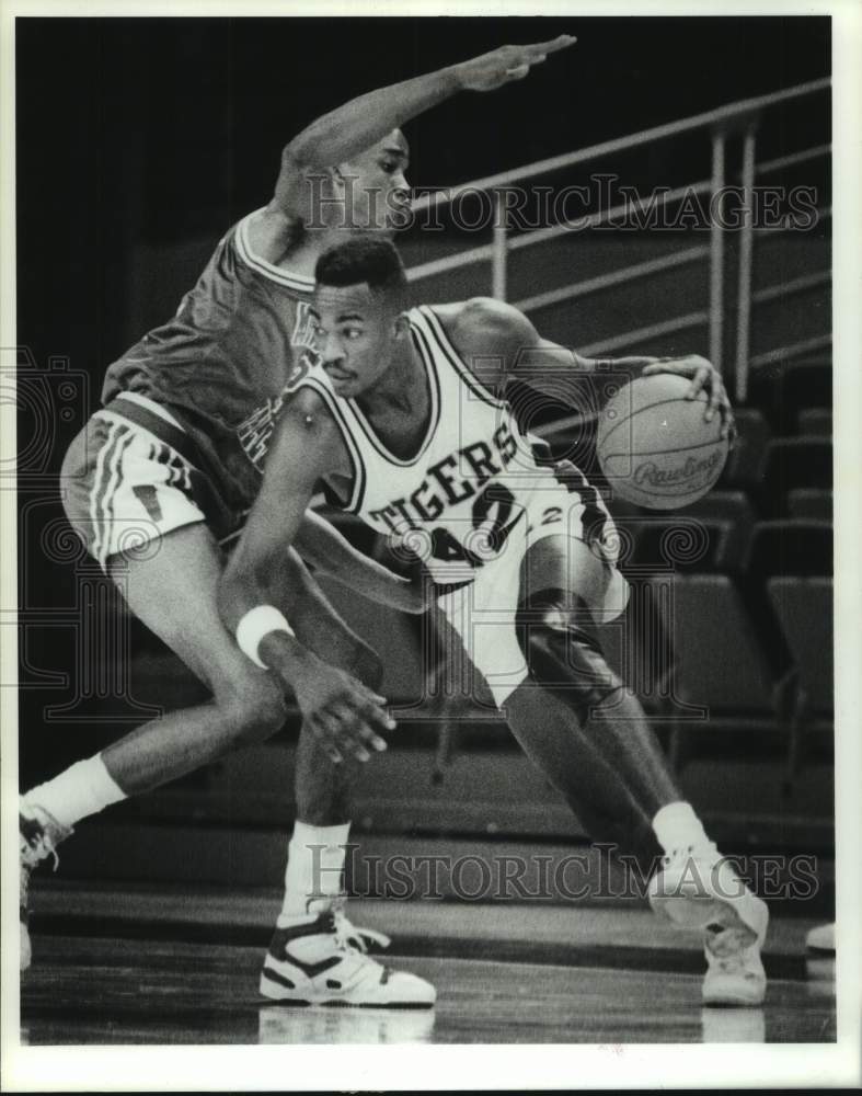 1990 Press Photo Texas Southern's Charles Price eludes Mississippi Valley player- Historic Images