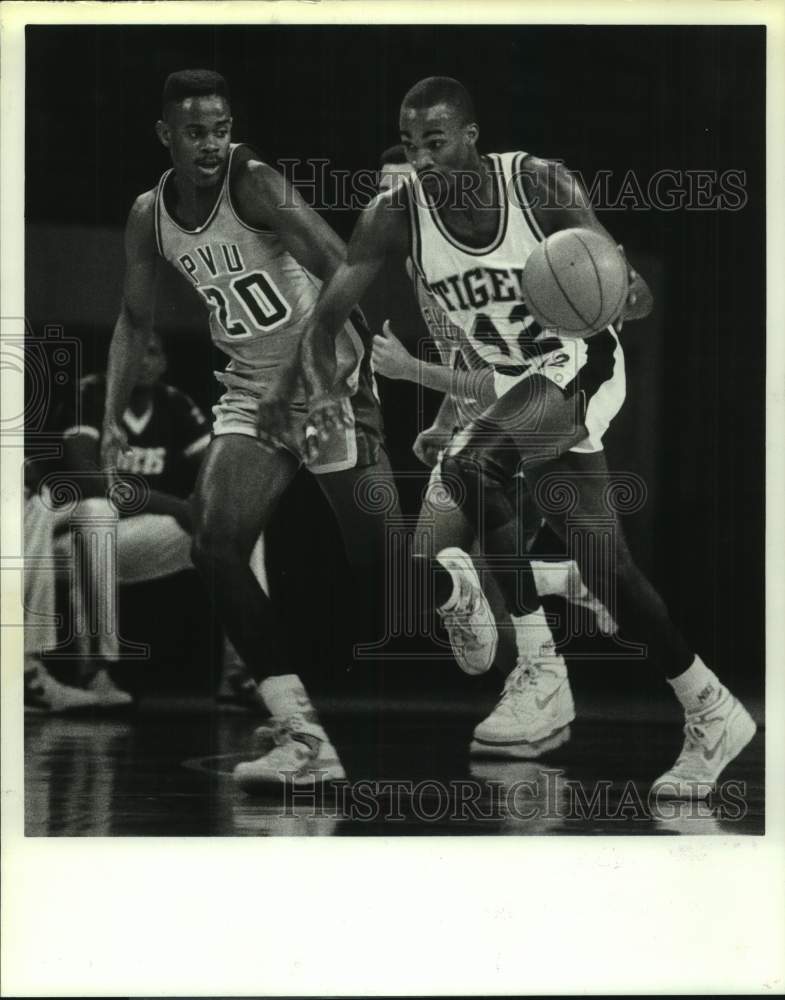 1990 Press Photo Texas Southern&#39;s Charles Price in action against Prairie View.- Historic Images