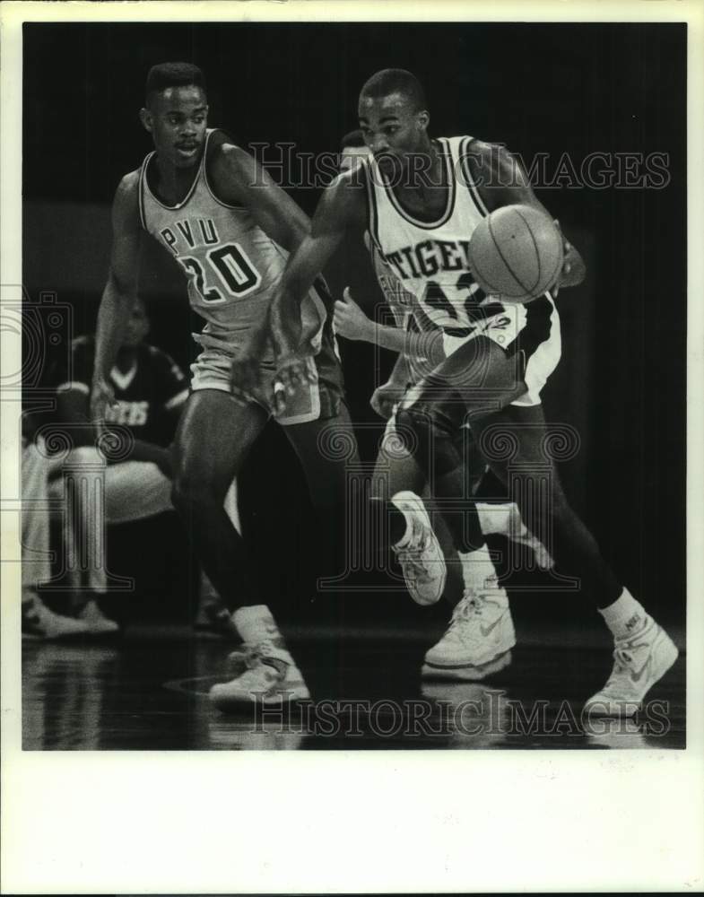 1990 Press Photo Texas Southern's Charles Price in action against Prairie View.- Historic Images