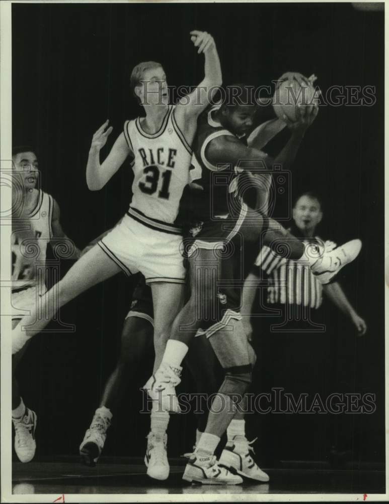 1988 Press Photo Rice&#39;s Craig Price misses pass to Darryl Owens of Nevada-Reno.- Historic Images