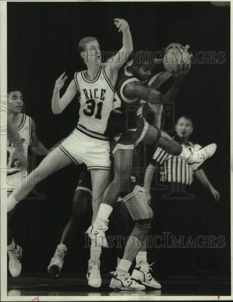 1988 Press Photo Rice's Craig Price misses pass to Darryl Owens of Nevada-Reno.- Historic Images