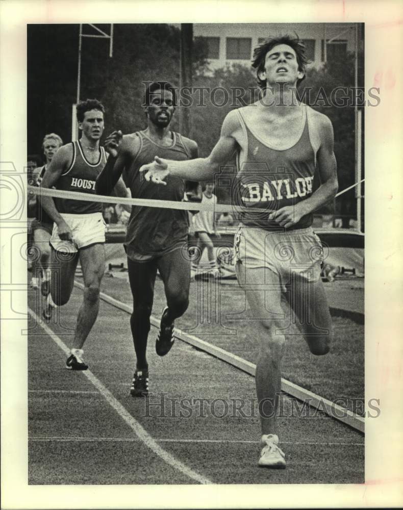 1981 Press Photo Baylor track freshman John Robinson breaks the tape in mile run- Historic Images