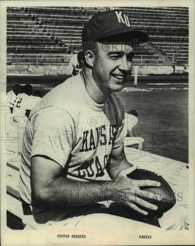 1970 Press Photo Kansas football Pepper Rodgers sits and watches practice- Historic Images