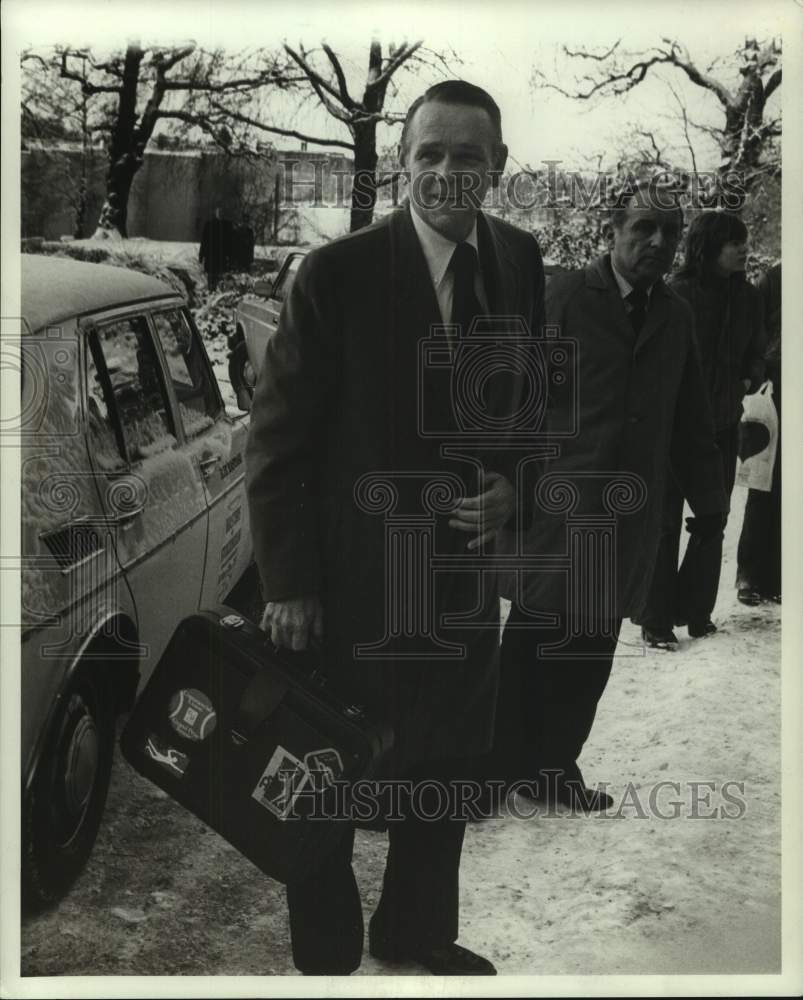 1977 Press Photo Tennis player Jack Kramer smiles as he exits car on snowy road- Historic Images