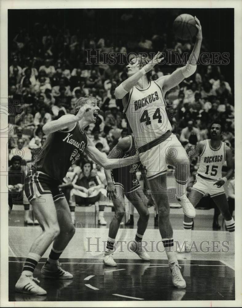 1977 Press Photo Houston Rockets basketball player Kevin Kamment attempts shot- Historic Images