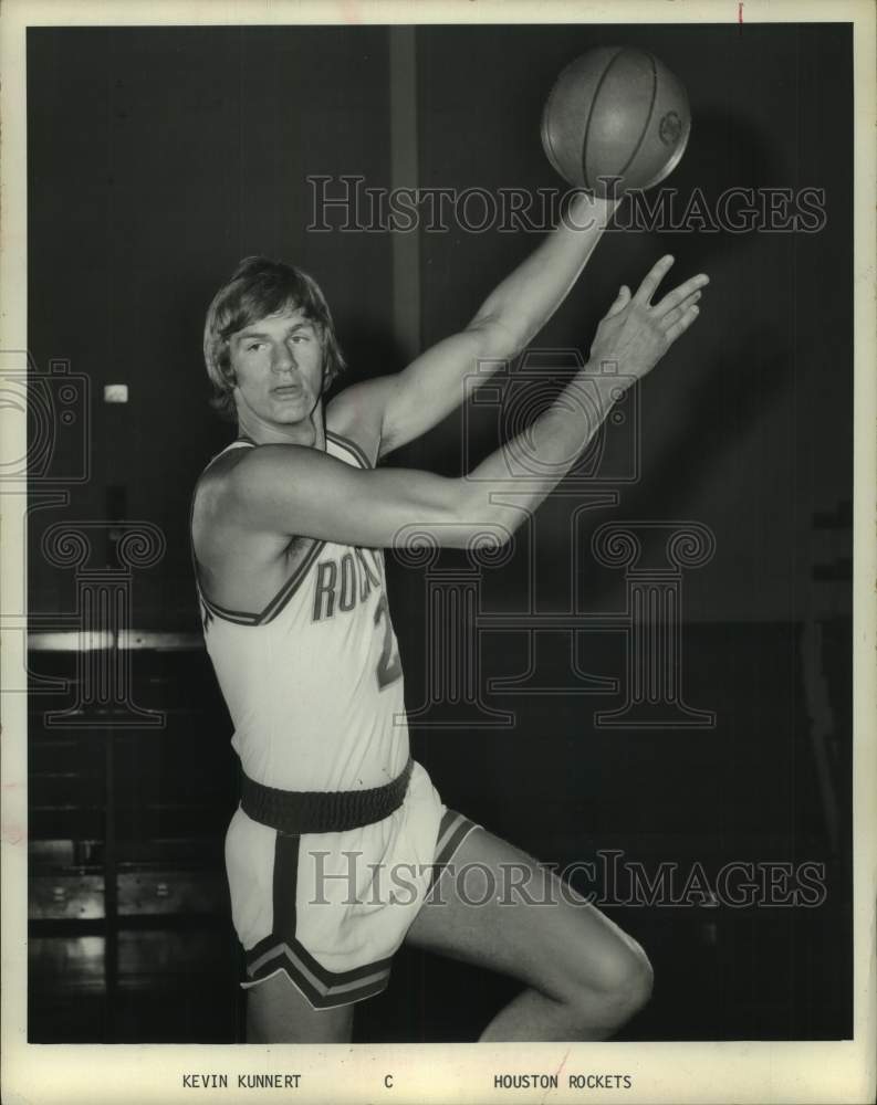 1977 Press Photo Houston Rockets basketball center Kevin Kunnert attempts shot- Historic Images