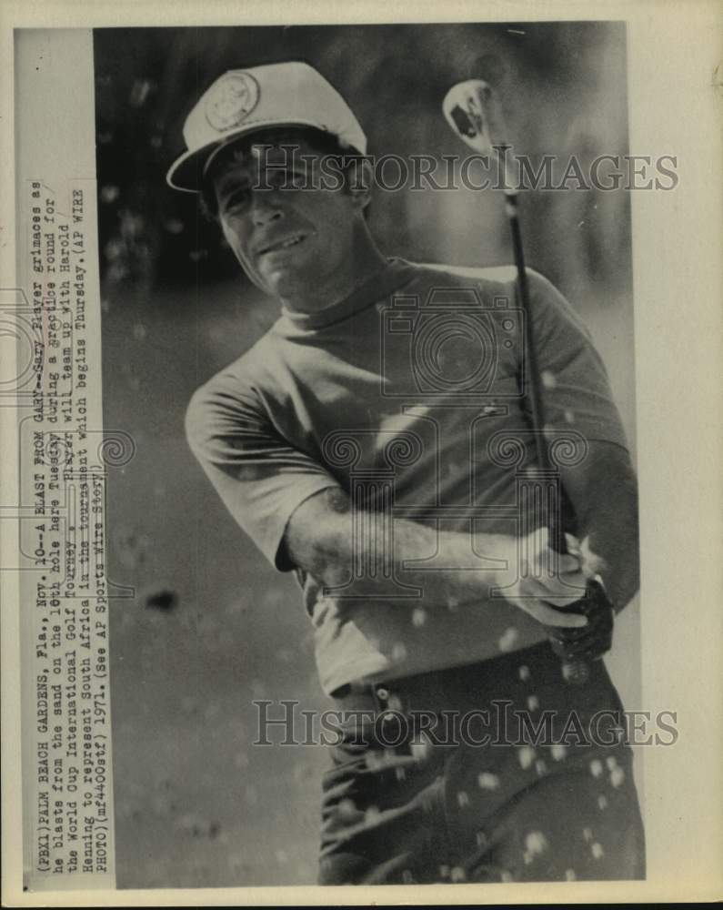 1971 Press Photo Golfer Gary Player grimaces as he hits out of sand trap in FL- Historic Images