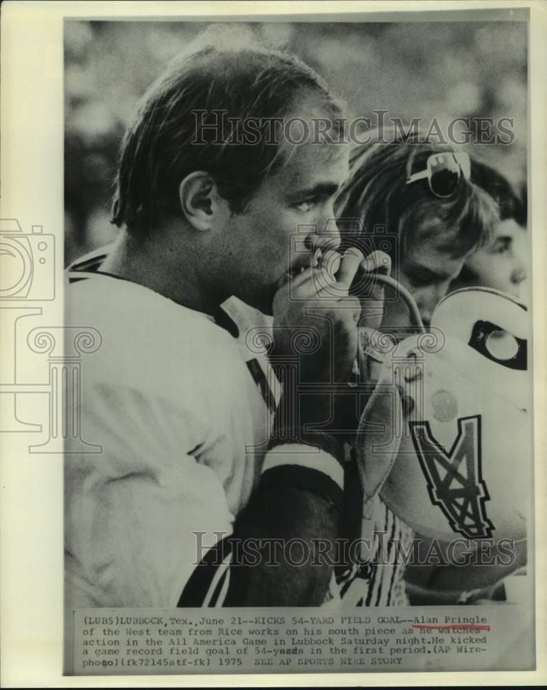 1975 Press Photo Rice football kicker Alan Pringle chews on mouthguard at game- Historic Images