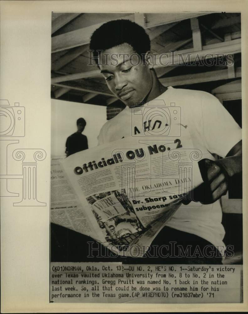 1971 Press Photo Oklahoma football running back Gregg Pruitt reads OK newspaper- Historic Images