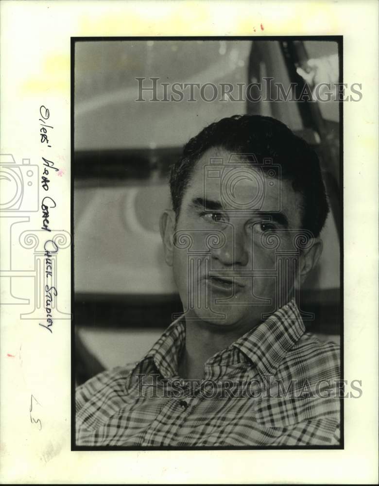 1983 Press Photo Houston Oilers football head Chuck Studley talks to media- Historic Images