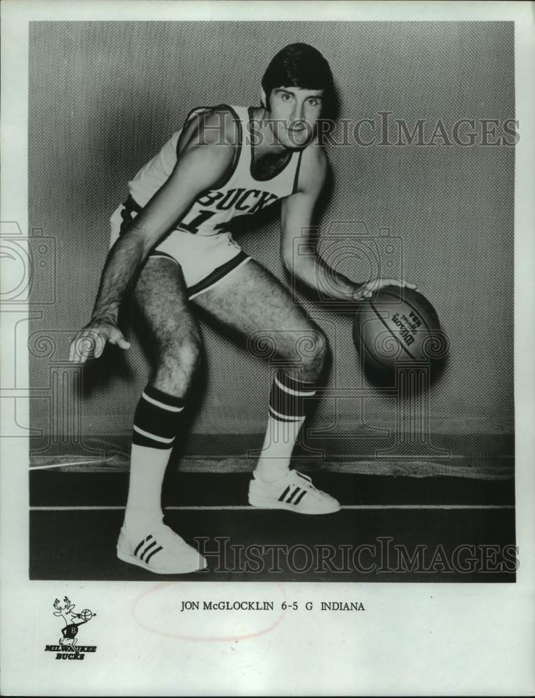 1972 Press Photo Milwaukee Bucks basketball player John McGlocklin dribbles ball- Historic Images