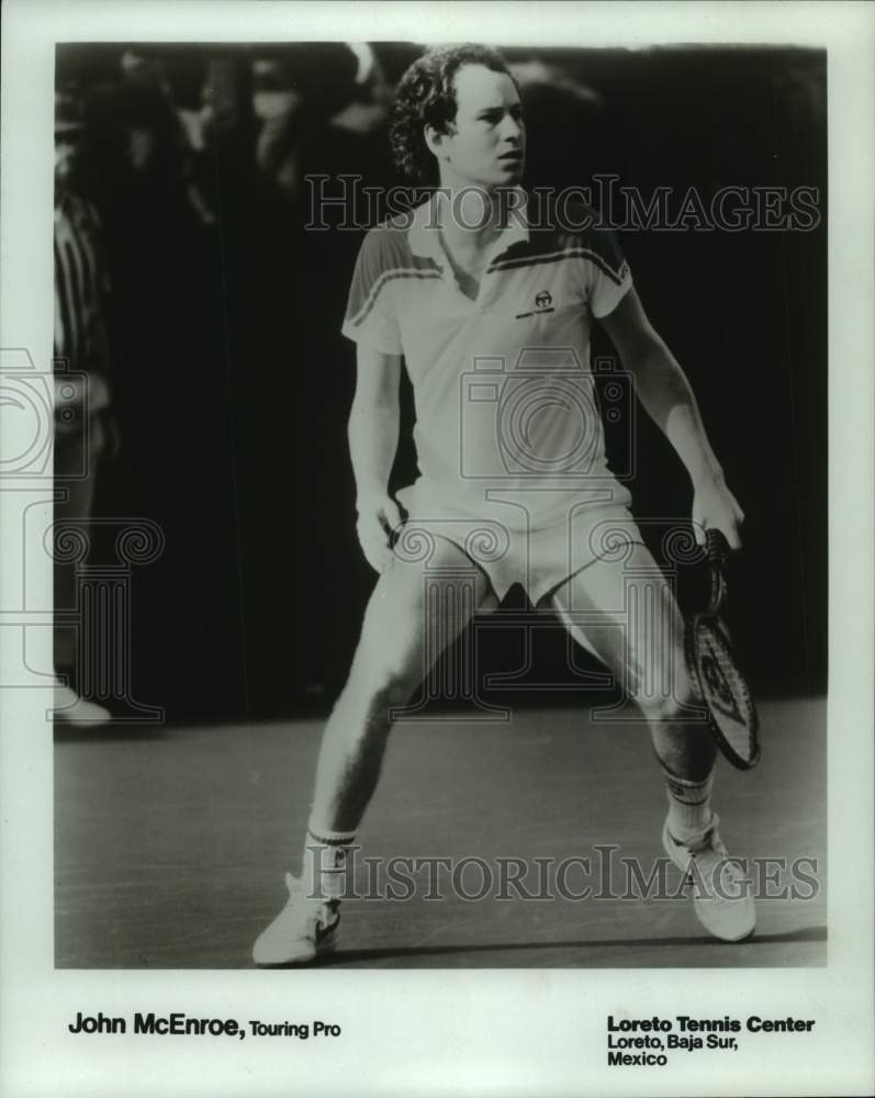 1984 Press Photo Tennis player John McEnroe watches during match in Mexico- Historic Images