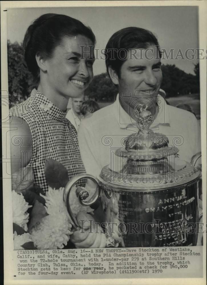 1970 Press Photo Golfer Dave Stockton &amp; wife Cathy hold PGA Championship Trophy- Historic Images