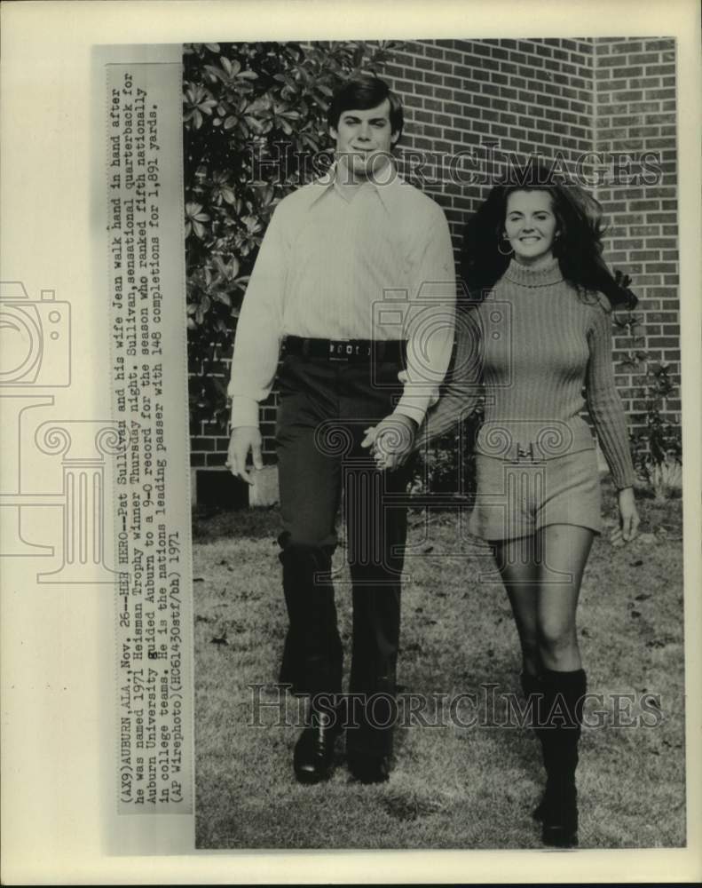 1971 Press Photo Auburn football quarterback Pat Sullivan walks with his wife- Historic Images