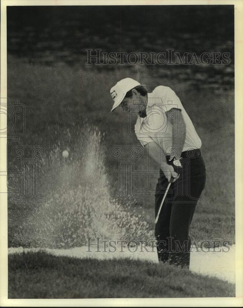 1975 Press Photo Pro golfer Gene Littler blasts from sand on 18th hole.- Historic Images