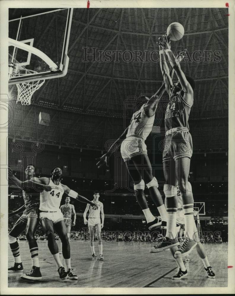 1971 Press Photo Basketball player Howard Porter goes up to block a shot- Historic Images