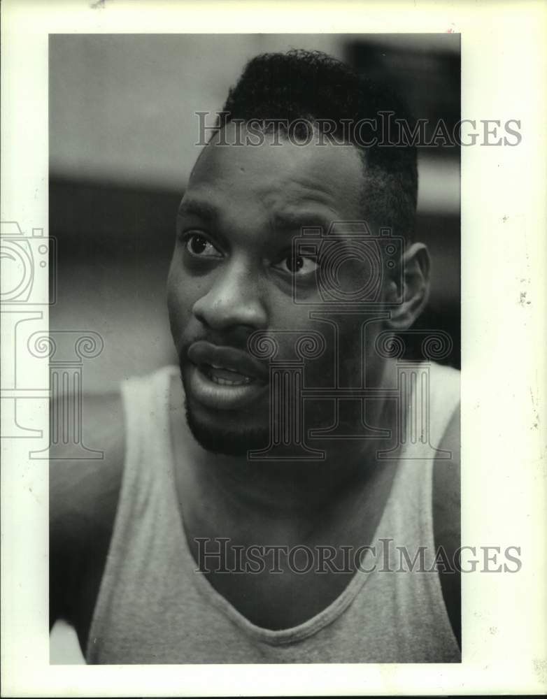 1989 Press Photo Houston linebacker Lamar Lathon says he's lucky to be alive.- Historic Images
