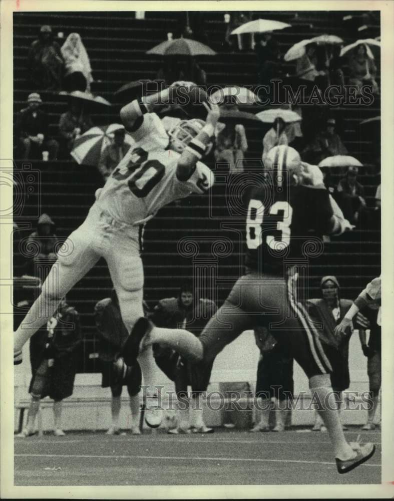 1981 Press Photo Arkansas&#39;s Keith Burns intercepts pass to Rice&#39;s Ronnie Hubble.- Historic Images