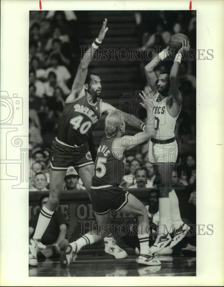 1988 Press Photo Houston Rockets' Allen Leavell attempts a shot against Dallas- Historic Images