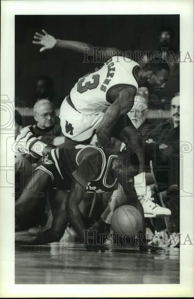 1989 Press Photo Houston&#39;s Darrell Mickens falls over Hawaii-Loa&#39;s Mike Coy- Historic Images