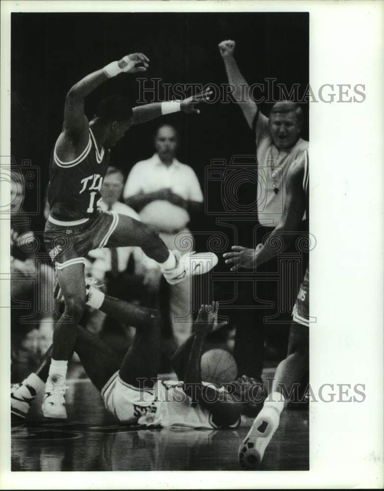 1990 Press Photo Texas&#39; Travis Mays jumps to avoid falling on Rice&#39;s Dana Hardy- Historic Images