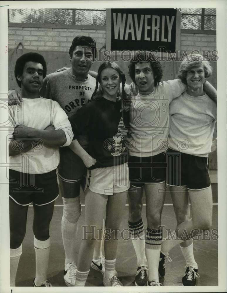 1978 Press Photo Actor Joe Namath with the cast of The Waverly Wonders TV series- Historic Images