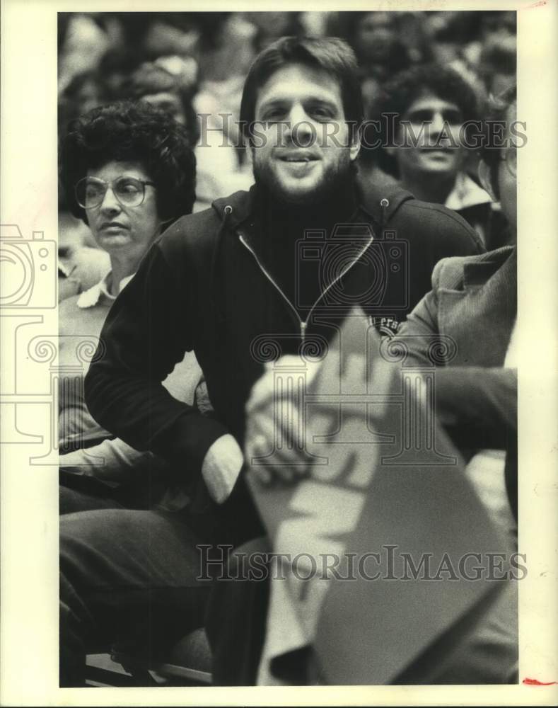 1980 Press Photo Basketball player Mike Newlin watching Rockets old teammates- Historic Images