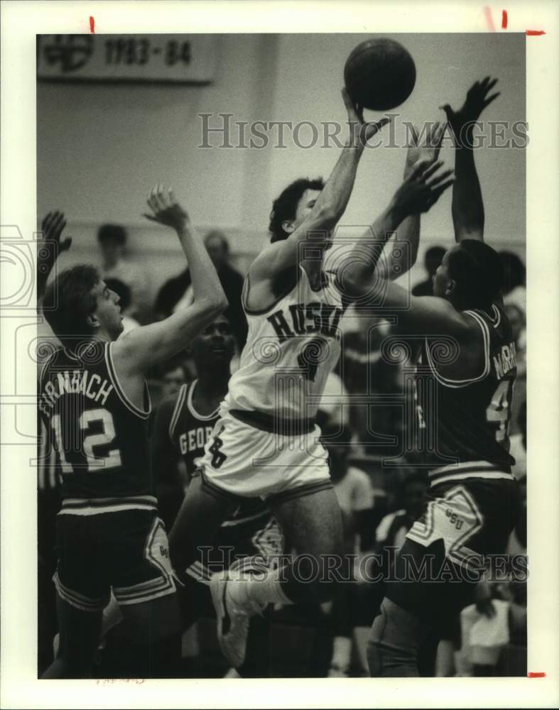 1987 Press Photo George Negron of HBU beats Georgia State&#39;s Firnbach and Norris- Historic Images