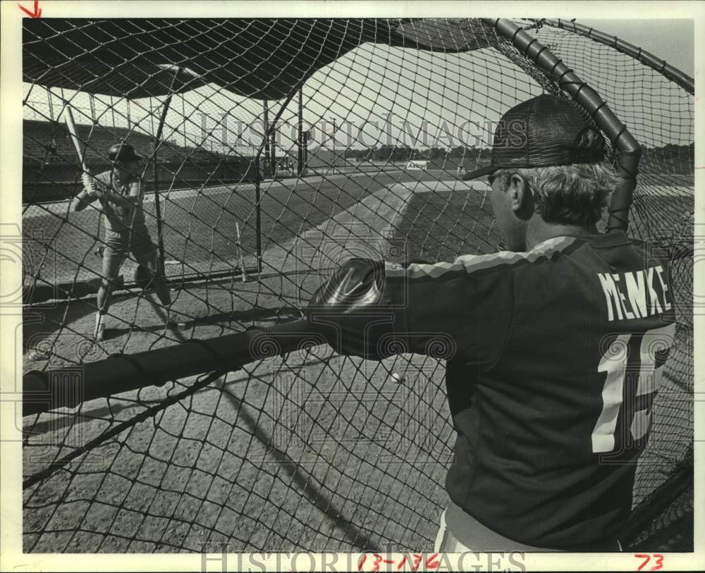 1983 Press Photo Houston Astros batting Denis Menke watches Art Howe- Historic Images