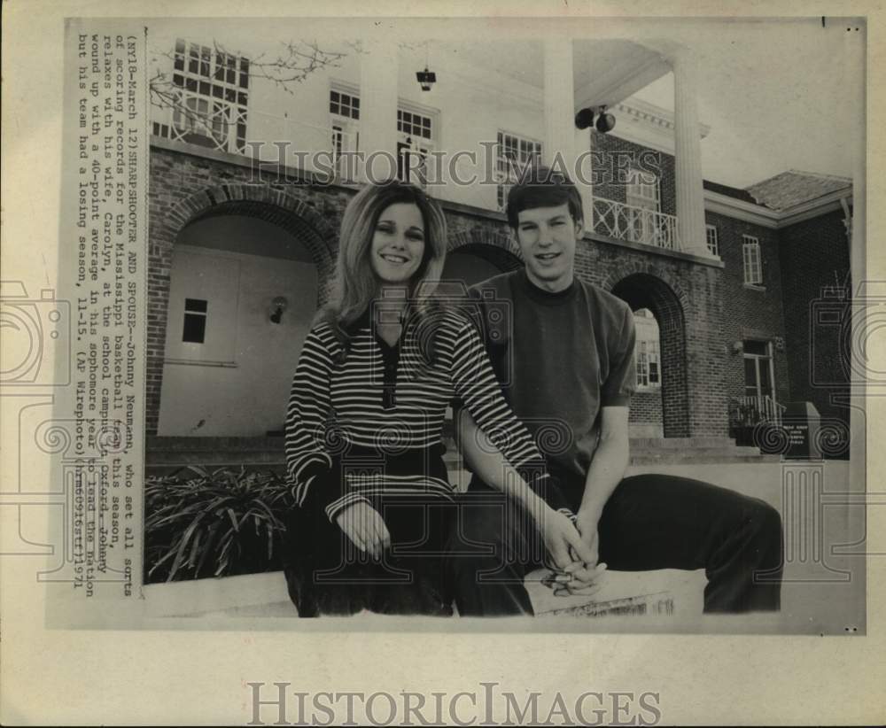 1971 Press Photo Mississippi basketball player Johnny Neumann with wife Carolyn- Historic Images