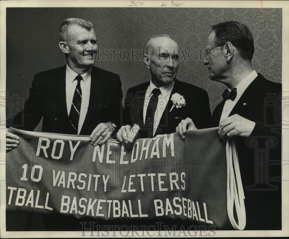 1968 Press Photo Roy Needham presented Sam Houston State award at banquet.- Historic Images