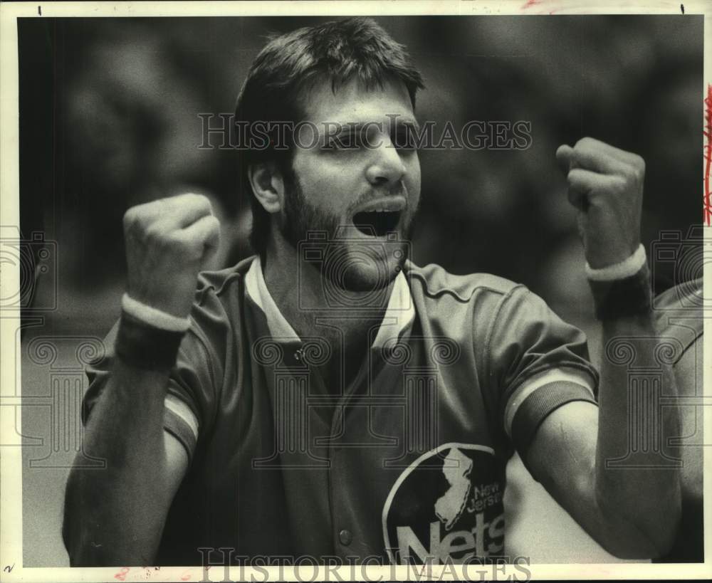 1979 Press Photo Nets' Mike Newlin watches game against Rockets from bench.- Historic Images