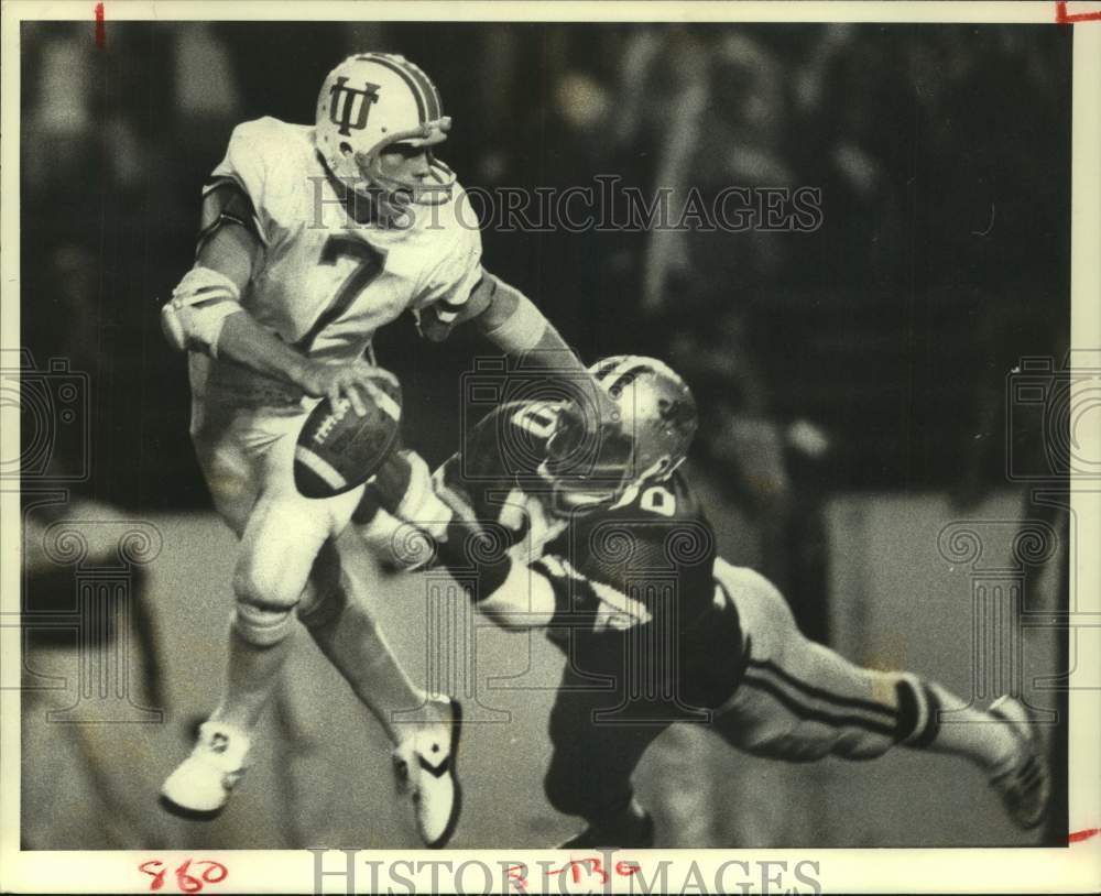 1979 Press Photo Rice defender sacks Tulane quaterback for 4-yard loss.- Historic Images