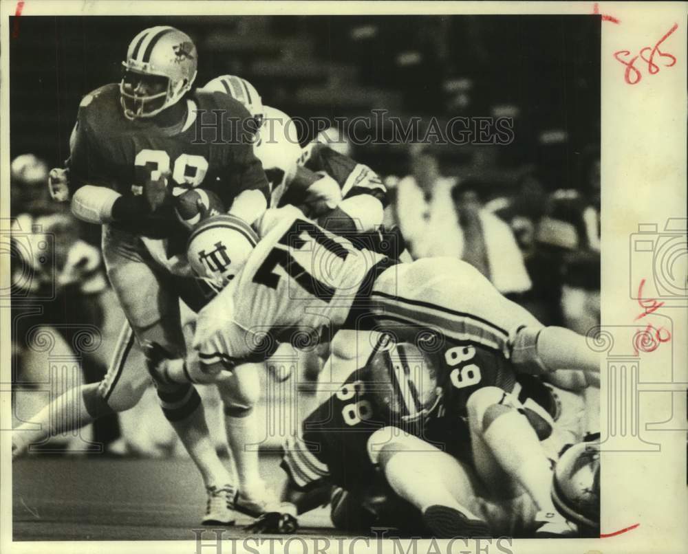 1979 Press Photo Tulane's Wilfred Simon soars to hit Rice's Frank Wilson.- Historic Images