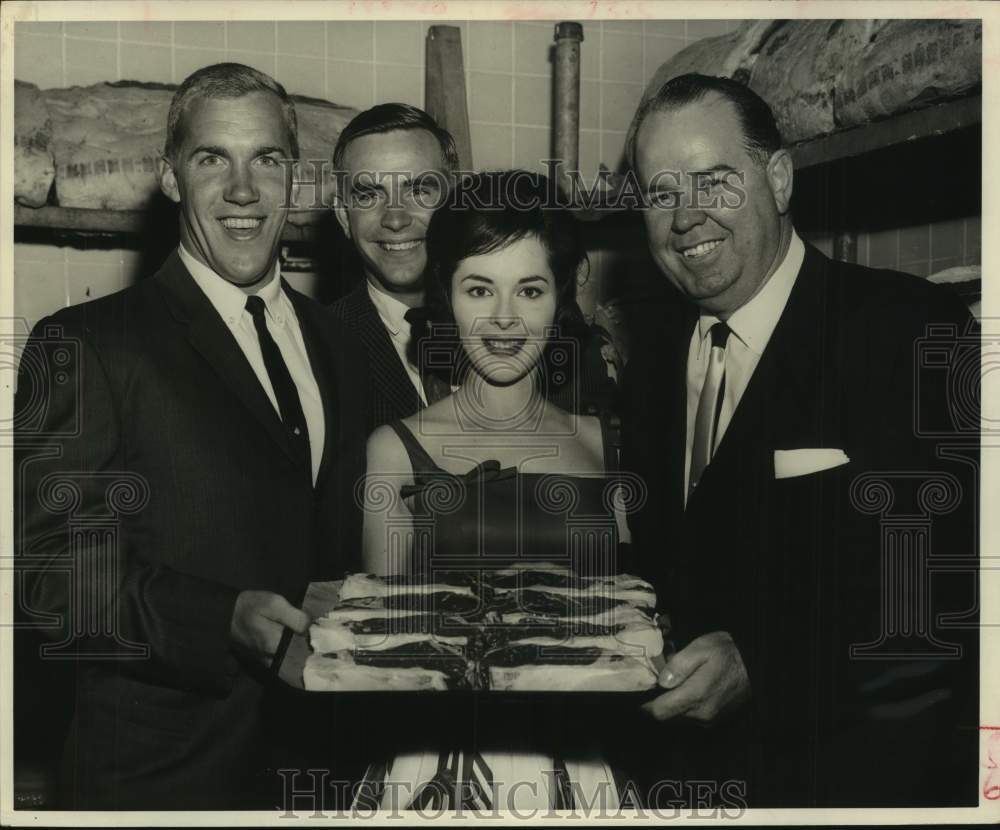 1963 Press Photo Oilers Jackie Lee, Tony Banfield check steaks delivered to camp- Historic Images