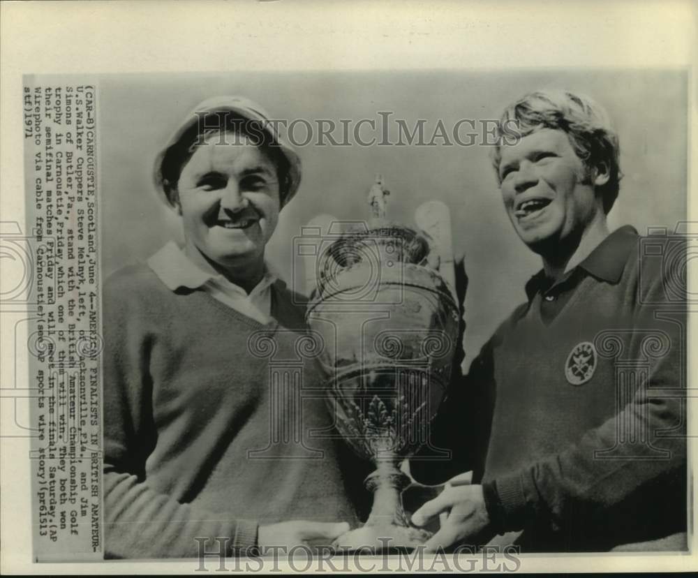 1971 Press Photo U.S. Golfers Steve Melnyk &amp; Jim Simons with trophy in Scotland- Historic Images