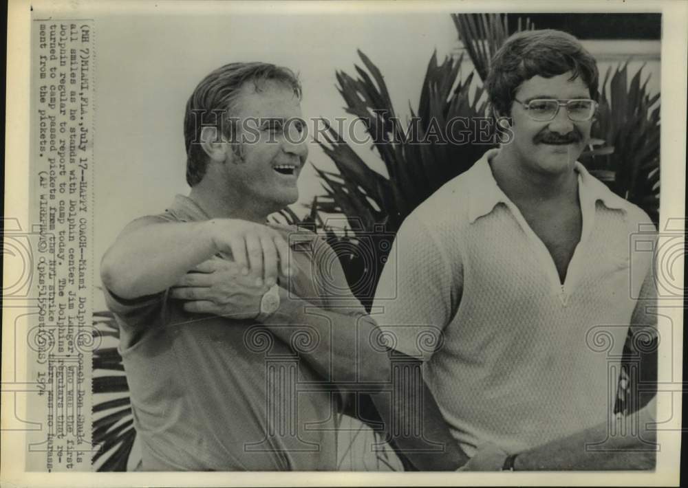 1974 Press Photo Dolphins coach Don Shula with center Jim Langer in Miami- Historic Images