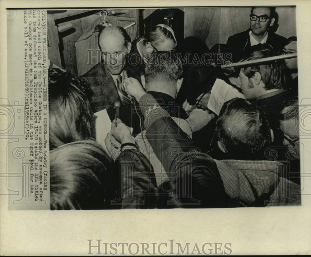 1970 Press Photo Dallas Cowboys Head Coach Tom Landry mobbed by newsmen- Historic Images